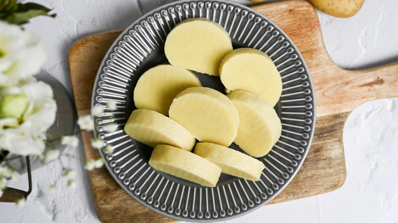 Knedlíky nakrájené na plátky připravené k ohřevu v mikrovlnné troubě.