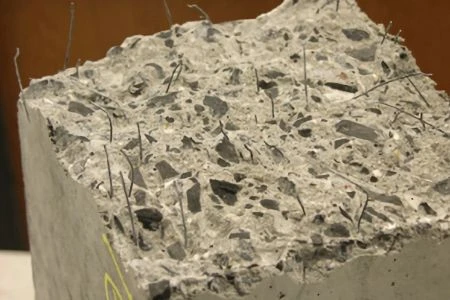 Kostka betonu s viditelnou výztuží pro kartáčovaný beton.