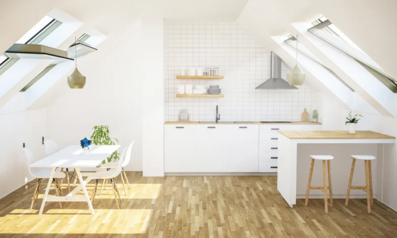 Moderní kuchyně v podkroví s dřevěnou podlahou a střešními okny.