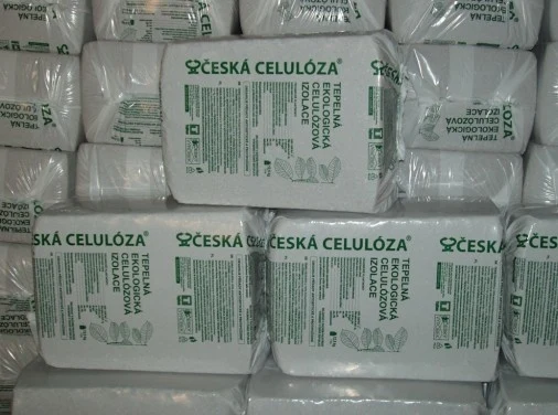 Balíky celulózové izolační materiály značky Česká Celulóza.