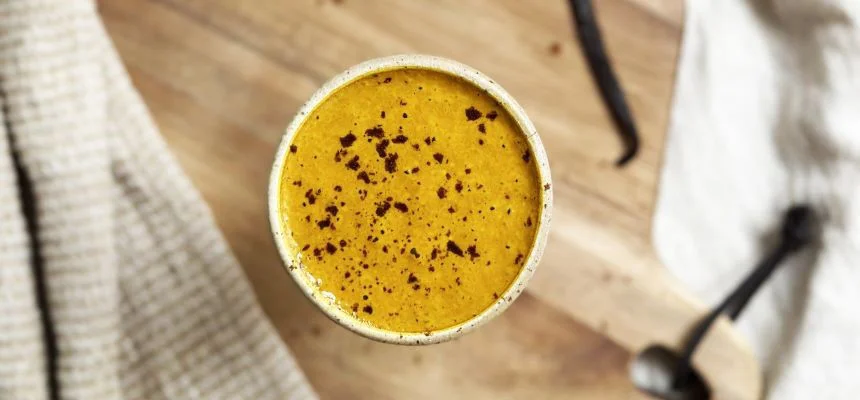Zlatý kurkumový lattes v misce s kořením