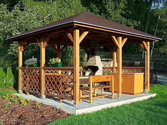 Pergola s tmavou střechou pro venkovní ochranu