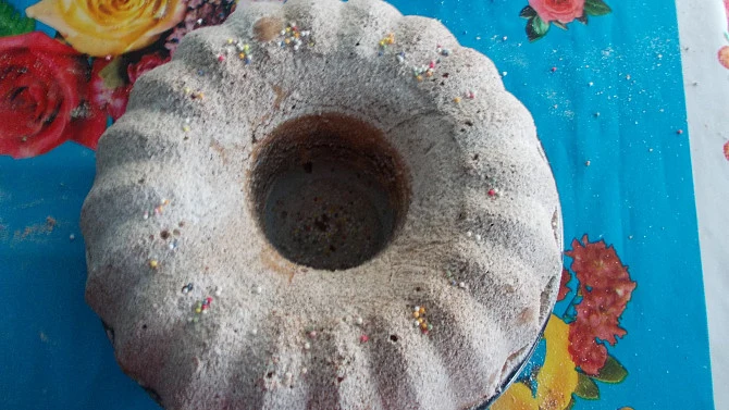 Hotová ořechová bábovka s cukrem trním