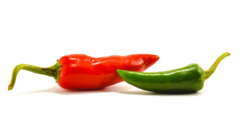 Červená a zelená paprika na bílém pozadí.