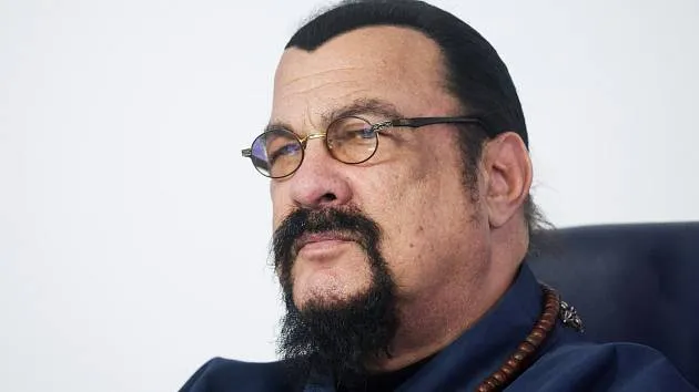 Steven Seagal, herec a bojovník v brýlích.
