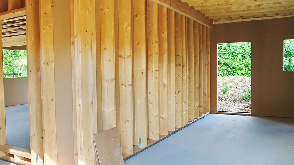 Dřevěná konstrukce stěn v novostavbě domu