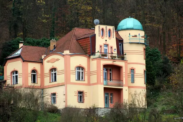 Barokní dům s modrou kupolí v přírodě