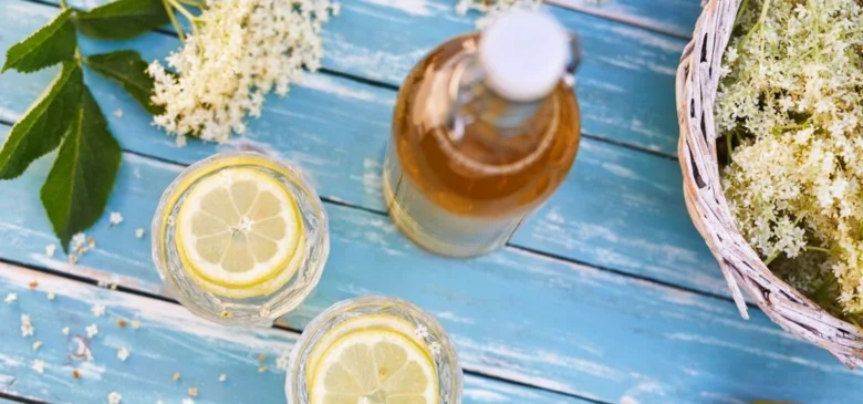 Domácí limonáda z černého bezu s citronem