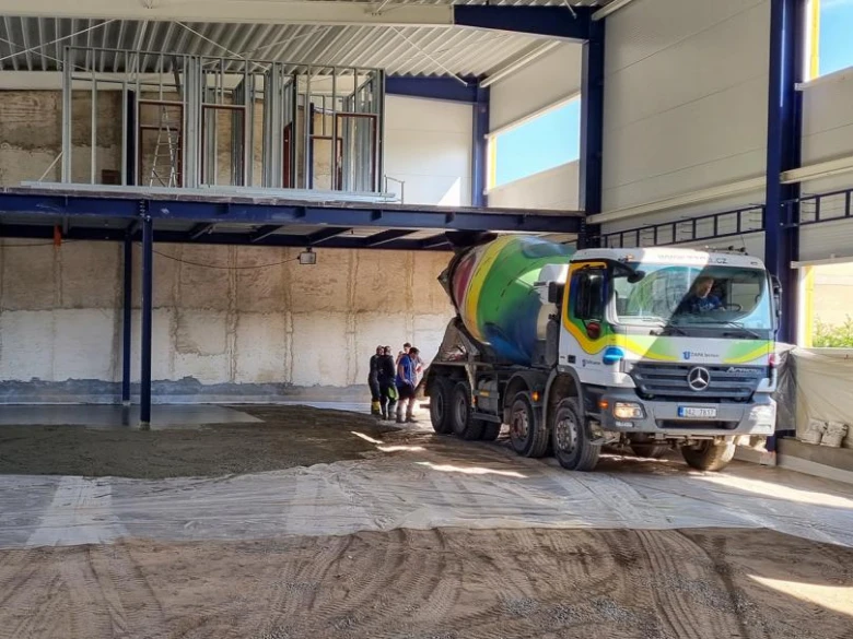 Stavba s betonovou smíchávkou v hale pro kartáčovaný beton