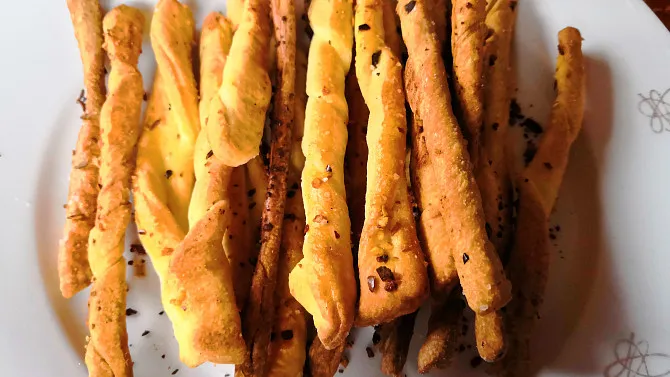 Domácí tyčinky na recept, hotové sušenky.