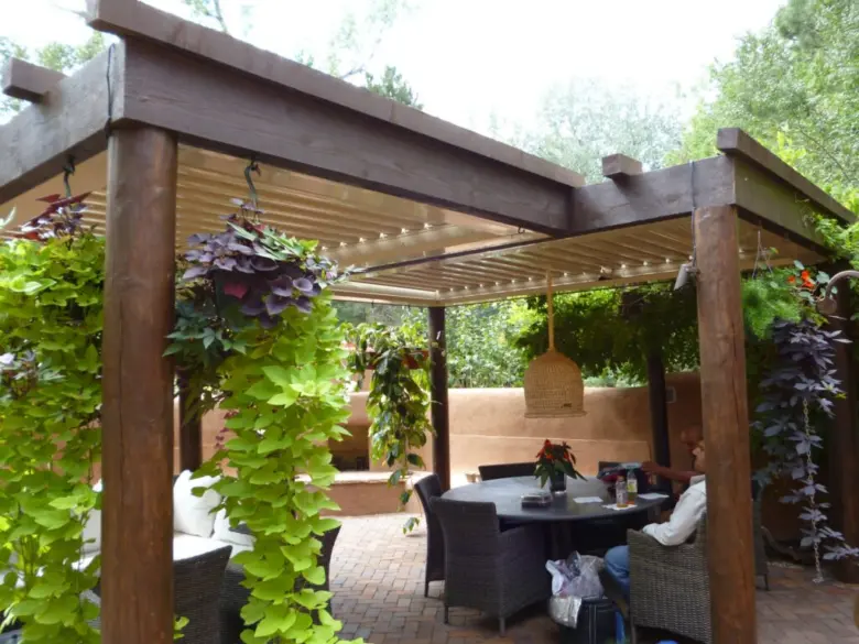 Pergola s rozkládací střechou pro ochranu před počasím