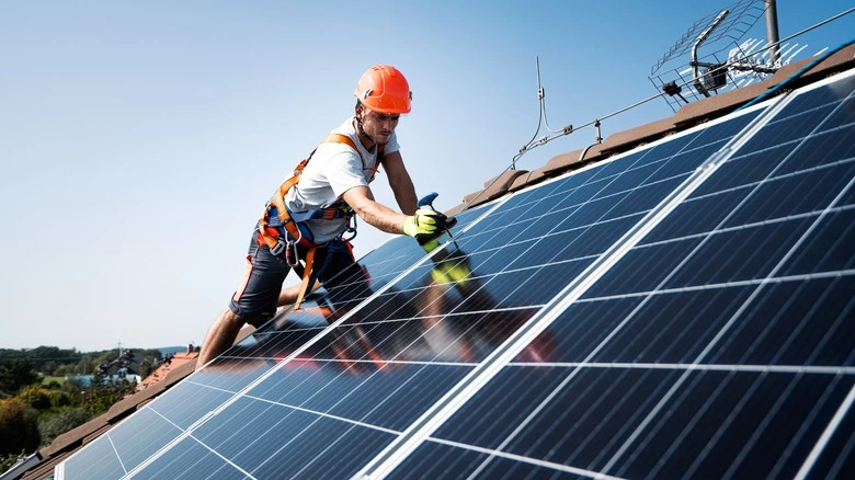 Montáž fotovoltaických panelů na střechu