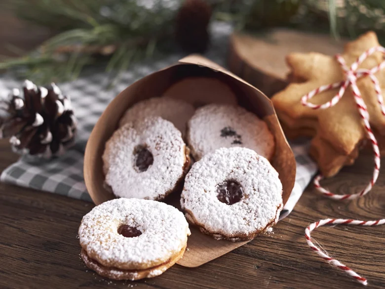 Zdobené linecké cukroví s marmeládou a moučkovým cukrem.