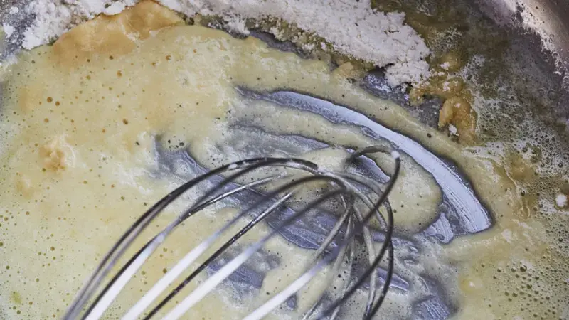 Míchání tmavé jíšky v hrnci s rohovkou