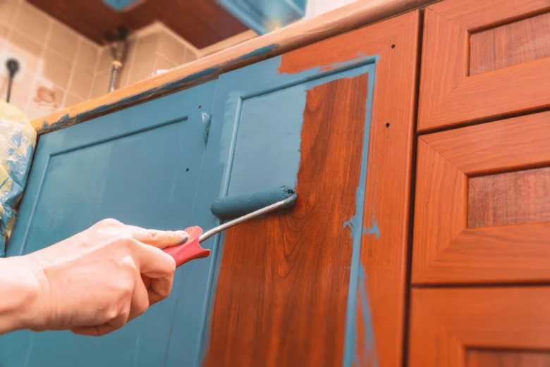 Renovace nábytku: malování skříní válečkem