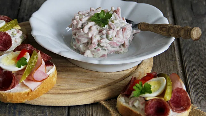 Český recept na pochoutkový socialistický salát s uzeninou.