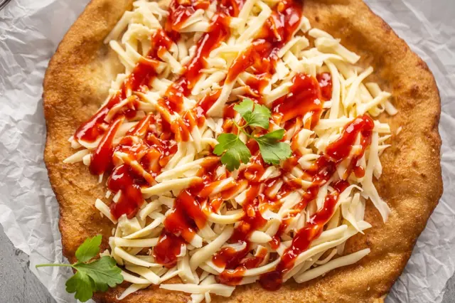 Hot langos sýrová omáčka a petrželka