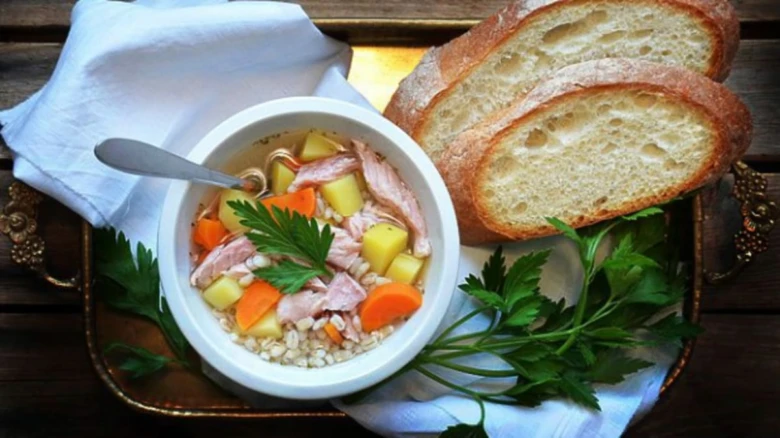 Zdravá polévka z krup s zeleninou, masem a chlebem.