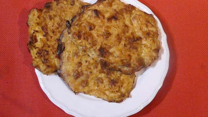 Zdravé zelné placky v troubě na bílém talíři.