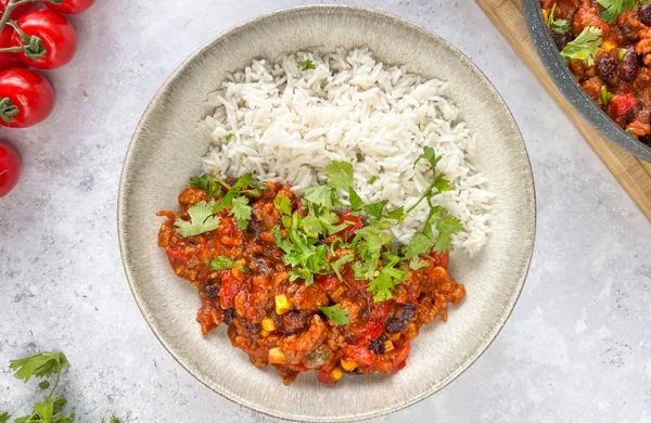 Miska s rýží a zeleninovou chilli omáčkou.