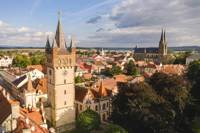Pohled na historické české královské město s věžemi.