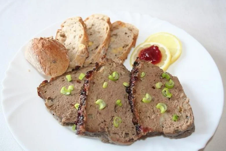 Zvěřinová paštika s chlebem a citronovou omáčkou