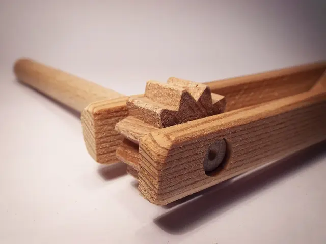 Rukou vyrobená dřevěná pomlázka pro velikonoční tradici.