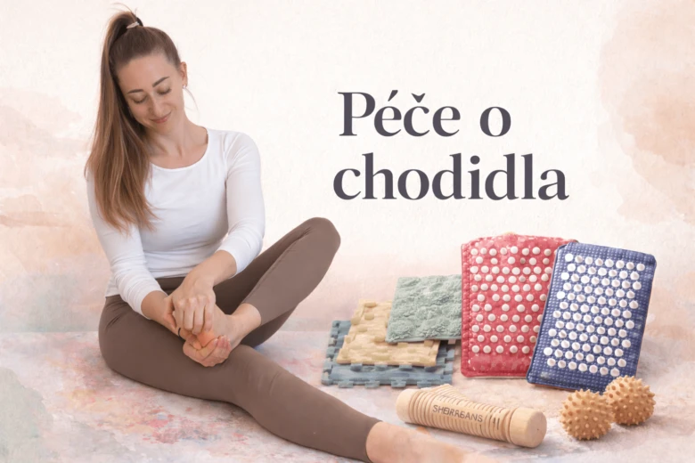 Žena masíruje své chodidlo pomocí masážních pomůcek pro péči o nohy.