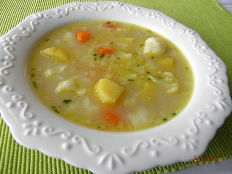 Zeleninová polévka s květákem a bramborami