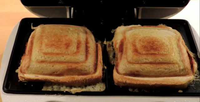 Zapečený sendvič v otevřeném grilu na toast.
