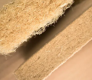 Blízký pohled na kusy přírodního celulózového izolačního materiálu.