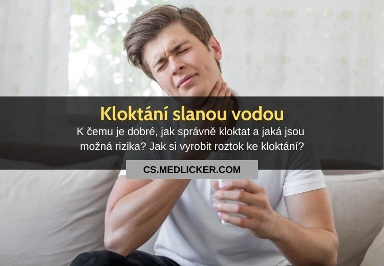 Muž kloktá solnou vodou pro zdraví hrdla.
