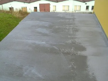 Povrch betonu na balkóně před úpravou nebo renovací.