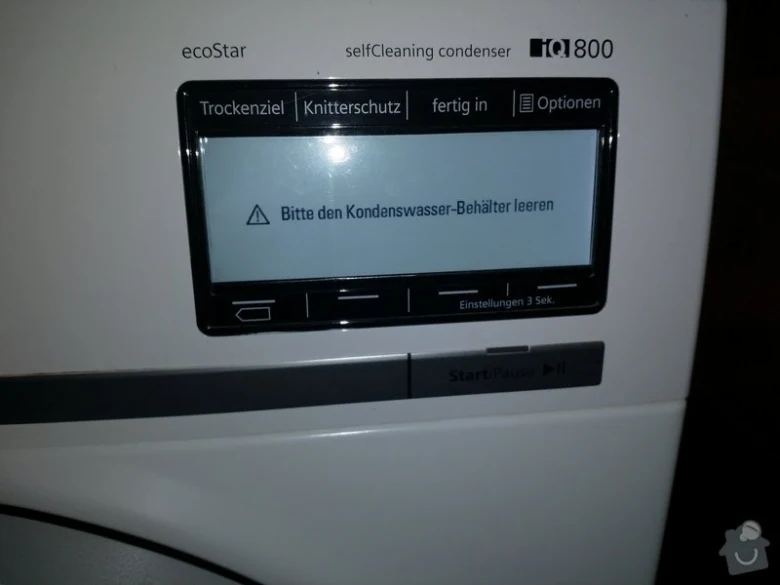 Sušička zobrazuje upozornění na vyprázdnění kondenzačního zásobníku.
