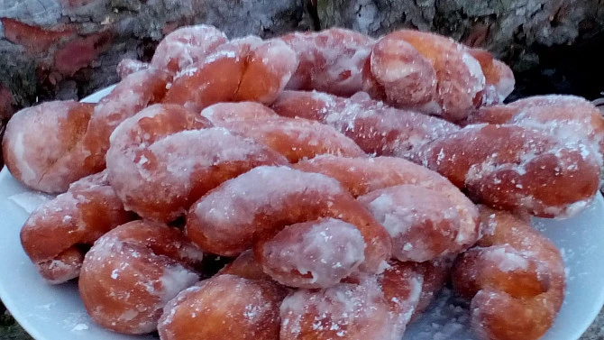 Polepšené smažené plátky s cukrem na talíři.