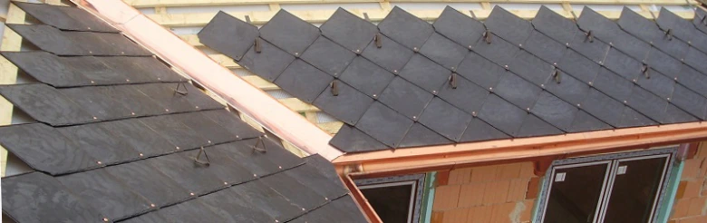 Střecha s fotovoltaickými taškami během instalace krok za krokem.