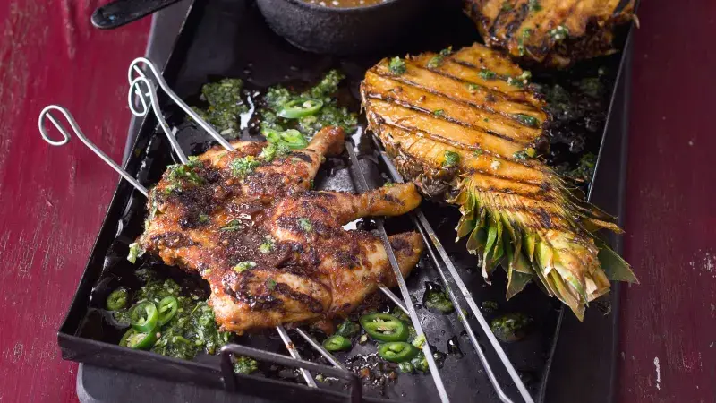 Opečené kuřecí stehna s ananasem na grilu