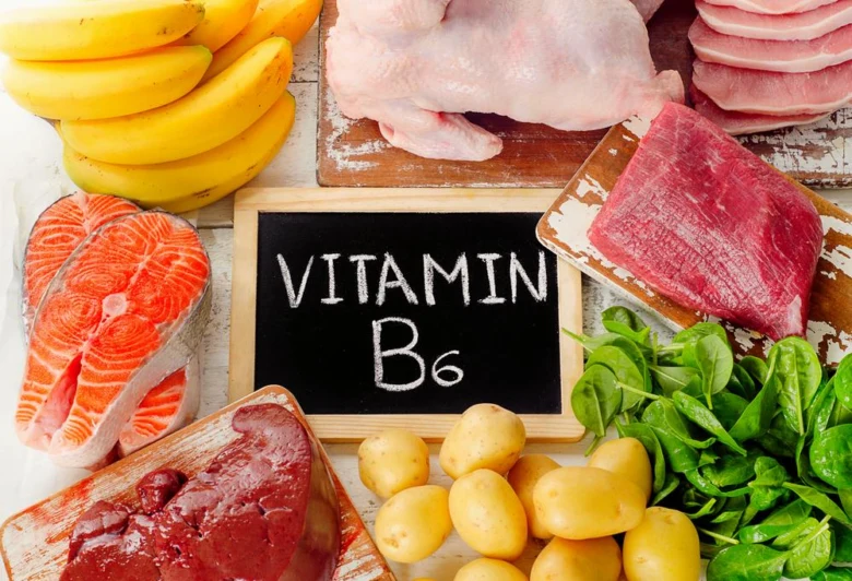 Různé potraviny bohaté na vitamin B6 s tabulkou.
