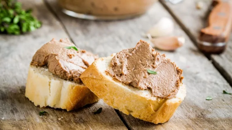 Zvěřinová paštika na bagetu s čerstvou bylinkou.