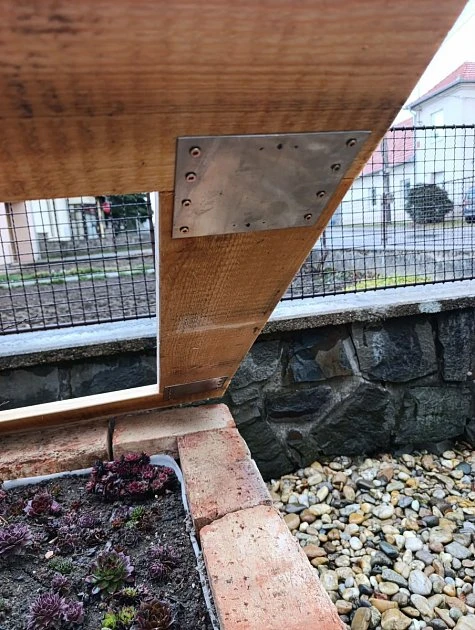 Zvýšený záhon z cihel s dřevěnou konstrukcí