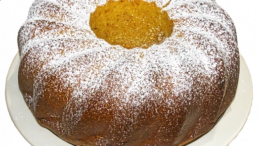 Hotový beranka posypaný moučkovým cukrem s citronovou kůrou.