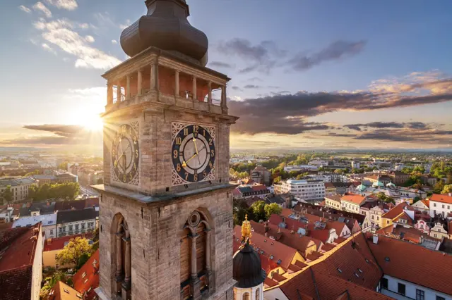 Historická věž s hodinami nad českým královským městem.