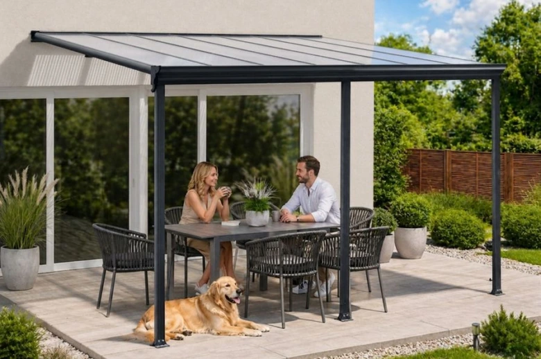 Pergola s ochrannou střechou na zahradě.