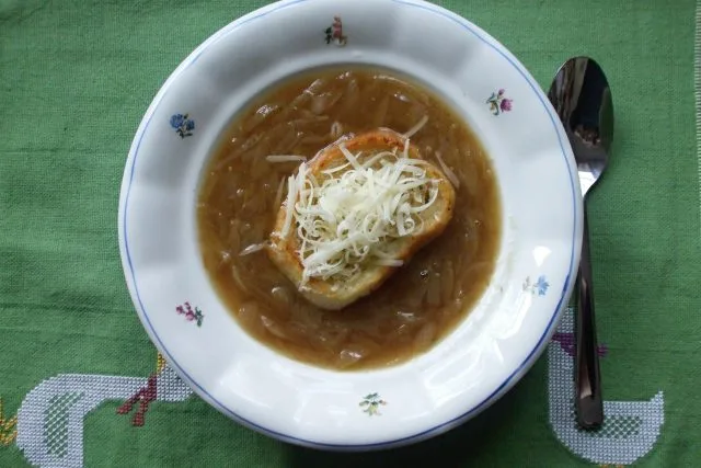 Tmavá jíška v miskě s chlebem a sýrem