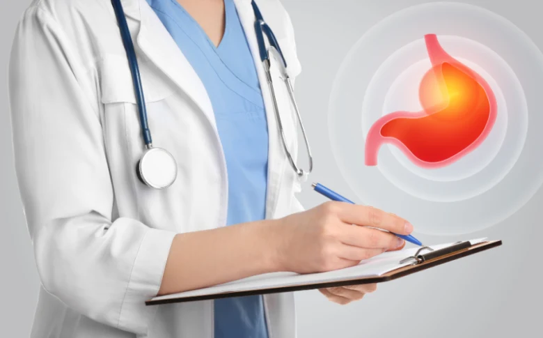 Lékař s grafem zánětu žaludku pro reflux jícnu