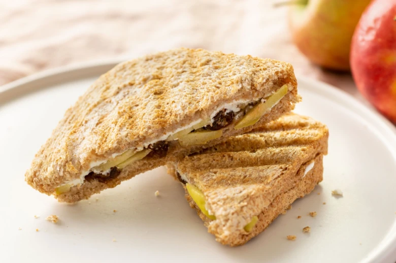 Ovocný toasts s jablky, tvarohem a hroznovými bobulemi.