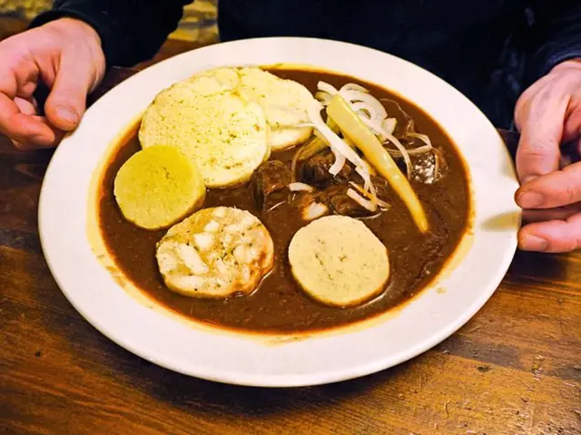 Český guláš s knedlíky a bez housky recept