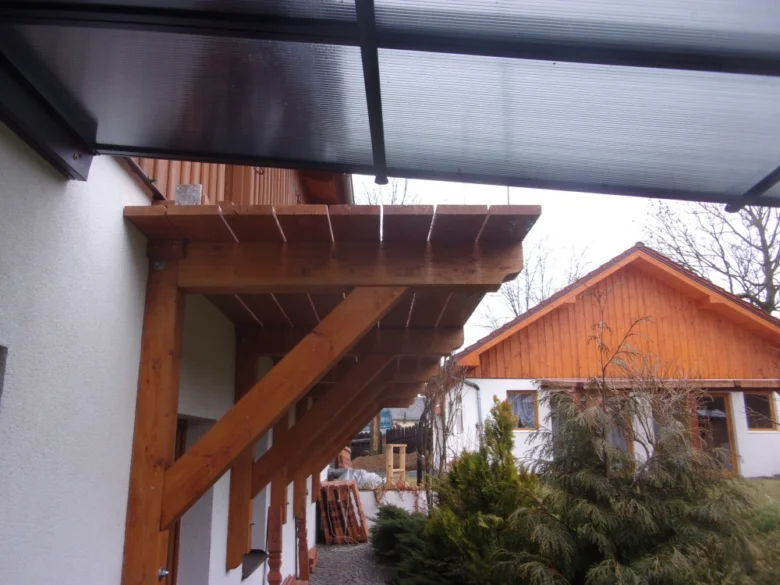 Dřevěný balkon u domu s novou konstrukcí