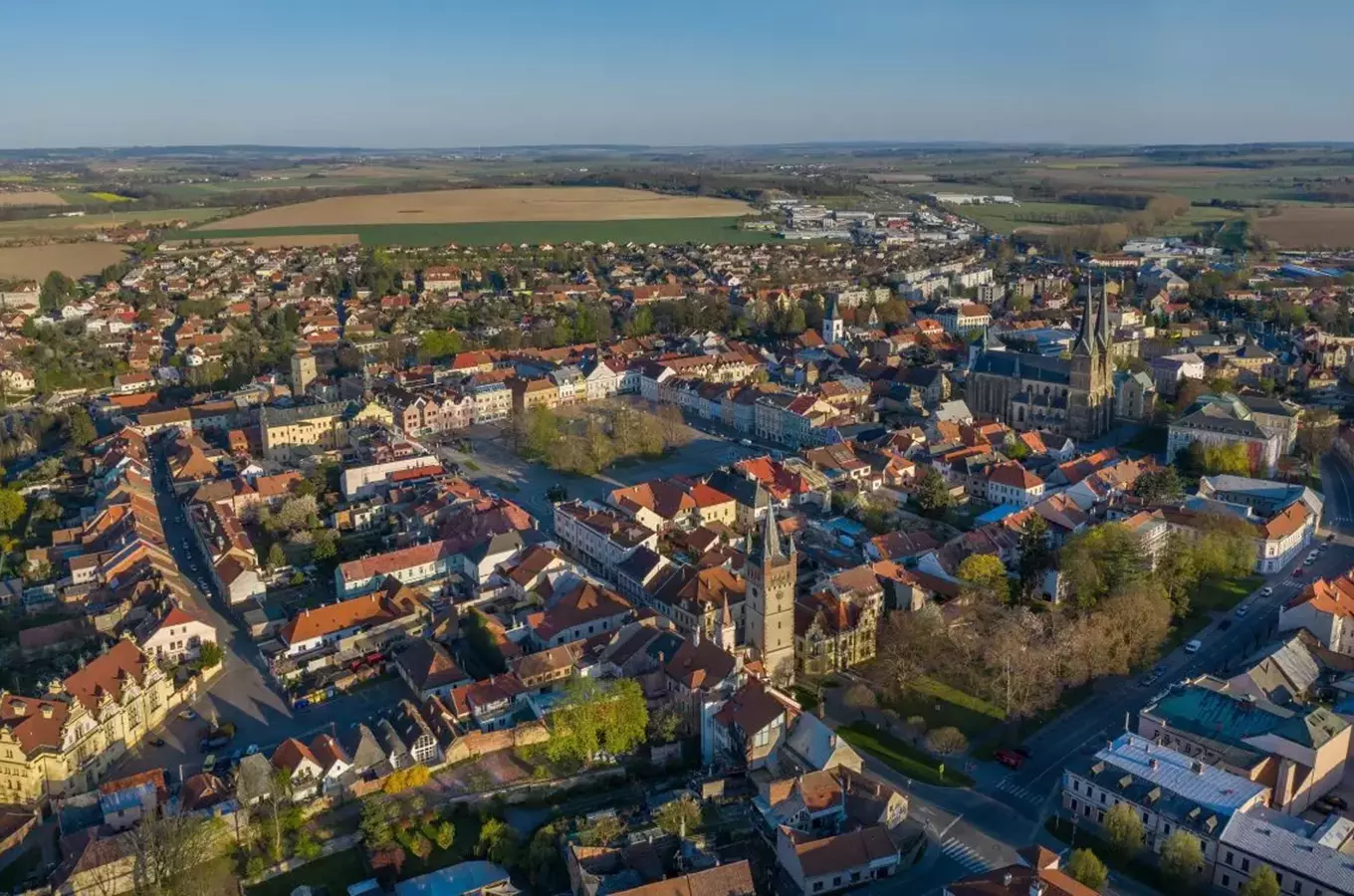 Pohled na české královské město s kostely a starou architekturou.
