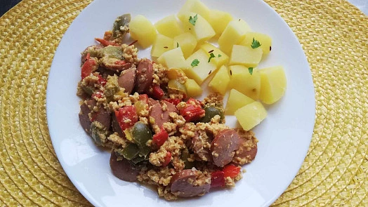 Zavařené lečo s bramborami na talíři